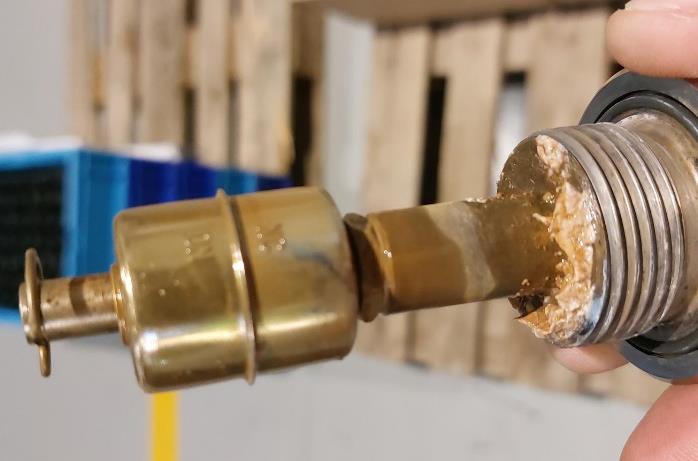 Même type de flotteur : détartrage en cours après action du Ring Orion®